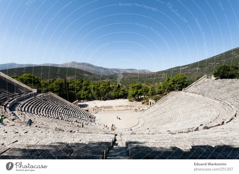 Theater Theaterschauspiel Bühne Kultur Pflanze Luft Himmel Wolkenloser Himmel demütig Stolz Vergangenheit Vergänglichkeit Epidaurus Antike antik Tribüne Ferne