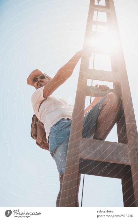 Mann kletterte auf einen Metallturm. Lifestyle Freude Glück Abenteuer Freiheit Sommer Berge u. Gebirge Sport Erfolg Mensch Erwachsene Hand Natur Landschaft