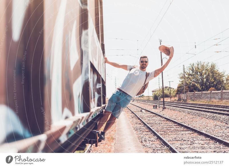 Mann, der im Zug fährt. Glück Ferien & Urlaub & Reisen Business Mensch Erwachsene Verkehr Straße PKW Eisenbahn alt Bewegung modern weiß gefährlich Feiertag