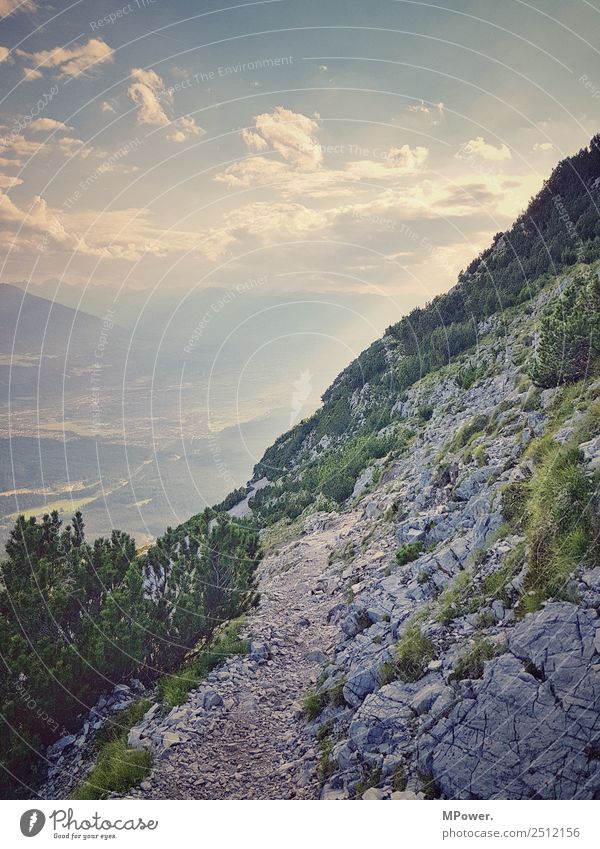 alpenweg Freizeit & Hobby Umwelt Natur Schönes Wetter Lebensfreude wandern Fußweg Alpen steinig Felsen Ferien & Urlaub & Reisen Freiheit steil Steilwand