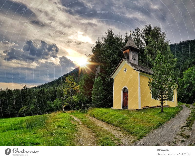 kleine kapelle in den alpen Landschaft Schönes Wetter Park Wiese Dorf Religion & Glaube Kirche schön Katholizismus Pfarrkirche Pfarrheim Bach Alpen Österreich