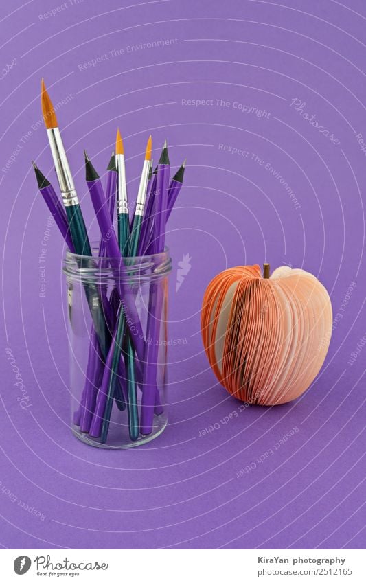 Glasbecher mit Stiften und Pinseln auf violettem Hintergrund Apfel Stil Design Freizeit & Hobby Schule Studium Wirtschaft Werkzeug Kunst Herbst Papier