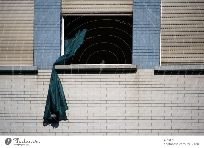 Gardine weht aus dem Fenster Dekoration & Verzierung Wohnzimmer Stadt Stadtzentrum Haus Gebäude Architektur Fassade Backstein alt eckig trendy einzigartig