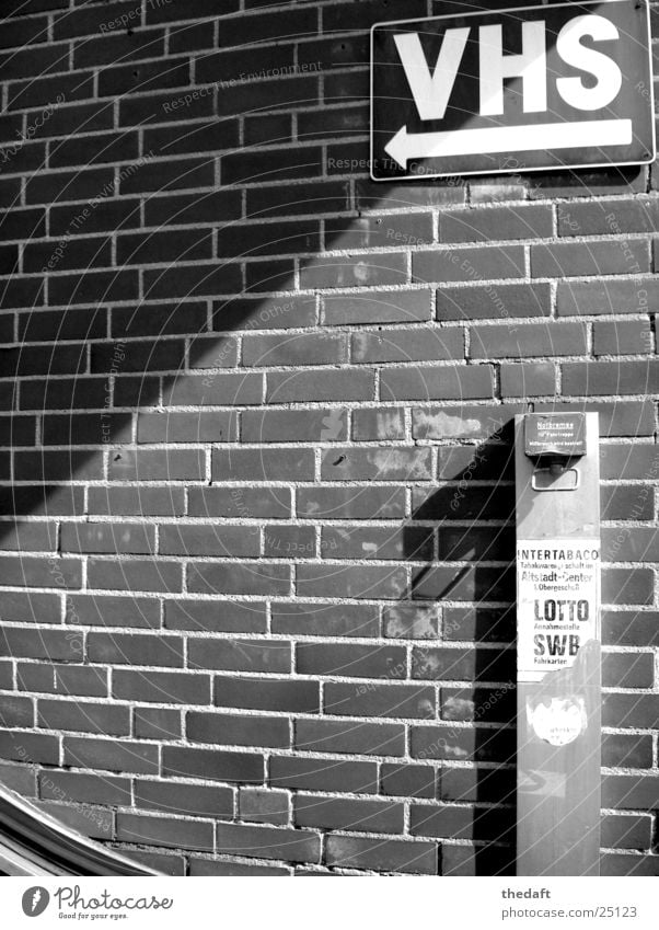 Michaelplatz Mauer Rolltreppe Industrie Schatten Sonne Schwarzweißfoto Schilder & Markierungen Pfeil Nothalt Lichtfall