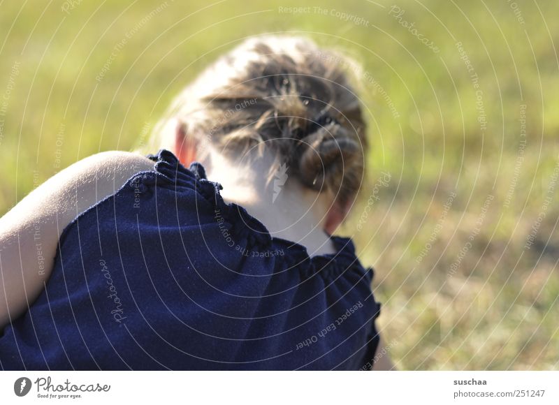 den sommer im nacken Mädchen Kindheit Jugendliche Haut Kopf Haare & Frisuren Rücken 1 Mensch Umwelt Natur Sommer Gras Wiese Feld natürlich Klima Nacken T-Shirt