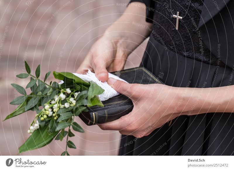 Mädchen hält eine Bibel in ihren Händen Feste & Feiern Konfirmation Konfirmant Mensch feminin Hand 1 13-18 Jahre Jugendliche Kleid Stoff Gesteck Zeichen Kreuz