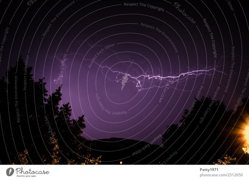 Blitz am Gewitterhimmel Umwelt Natur Landschaft Himmel schlechtes Wetter Unwetter Blitze Baum Hügel Klima Farbfoto Außenaufnahme Menschenleer Textfreiraum oben