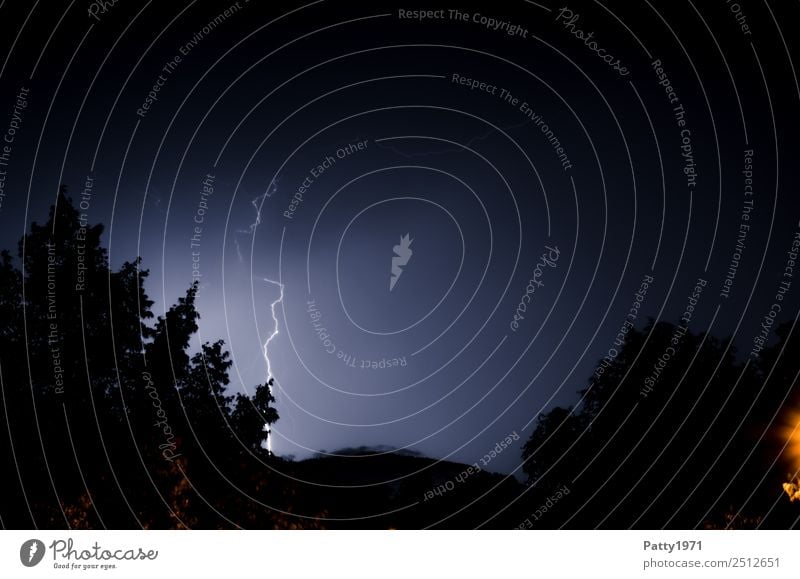 Blitz am Gewitterhimmel Umwelt Natur Landschaft Himmel schlechtes Wetter Unwetter Blitze Baum Hügel Klima Farbfoto Außenaufnahme Menschenleer