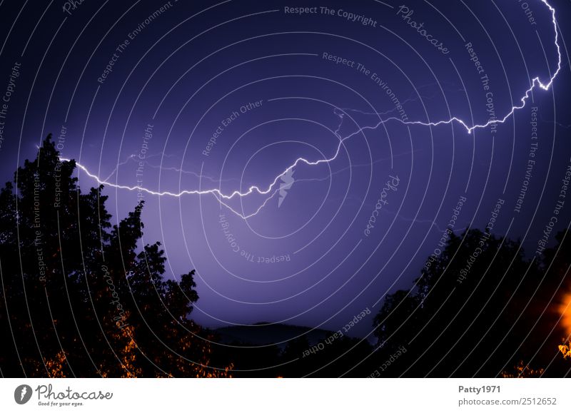 Blitz am Gewitterhimmel Umwelt Natur Landschaft Himmel schlechtes Wetter Unwetter Blitze Baum Hügel Klima Farbfoto Außenaufnahme Menschenleer Textfreiraum oben