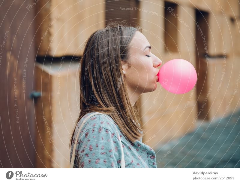 Junges Teenagermädchen, das rosa Kaugummi bläst. Lifestyle Freude Glück schön Gesicht Mensch Frau Erwachsene Jugendliche Mund Lippen Mode brünett Luftballon