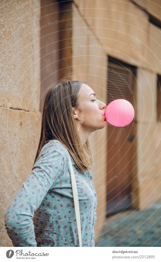 Junges Teenagermädchen, das rosa Kaugummi bläst. Lifestyle Freude Glück schön Gesicht Mensch Frau Erwachsene Jugendliche Mund Lippen Mode brünett Luftballon