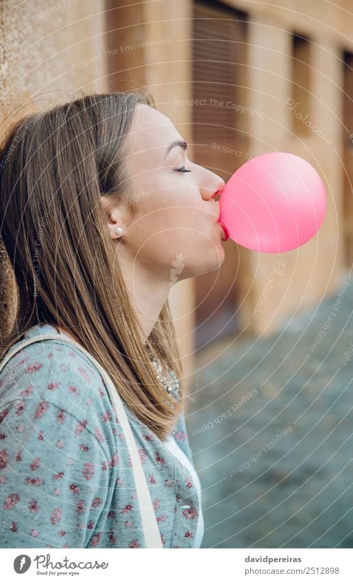 Junges Teenagermädchen, das rosa Kaugummi bläst. Lifestyle Freude Glück schön Gesicht ruhig Mensch Frau Erwachsene Jugendliche Mund Lippen brünett Luftballon