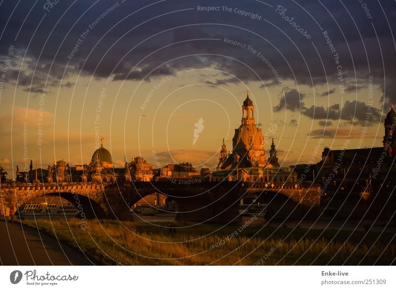 Dresden Picknick Tourismus Sightseeing Städtereise Stadt Hauptstadt Altstadt Kirche Brücke Bauwerk Sehenswürdigkeit alt Stimmung Macht authentisch Hoffnung