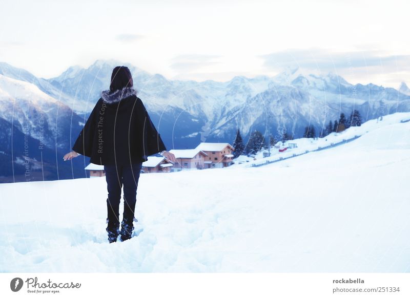 Frau im Schnee vor Bergpanorama feminin Junge Frau Jugendliche Erwachsene 1 Mensch 18-30 Jahre schwarzhaarig stehen träumen ästhetisch elegant Optimismus