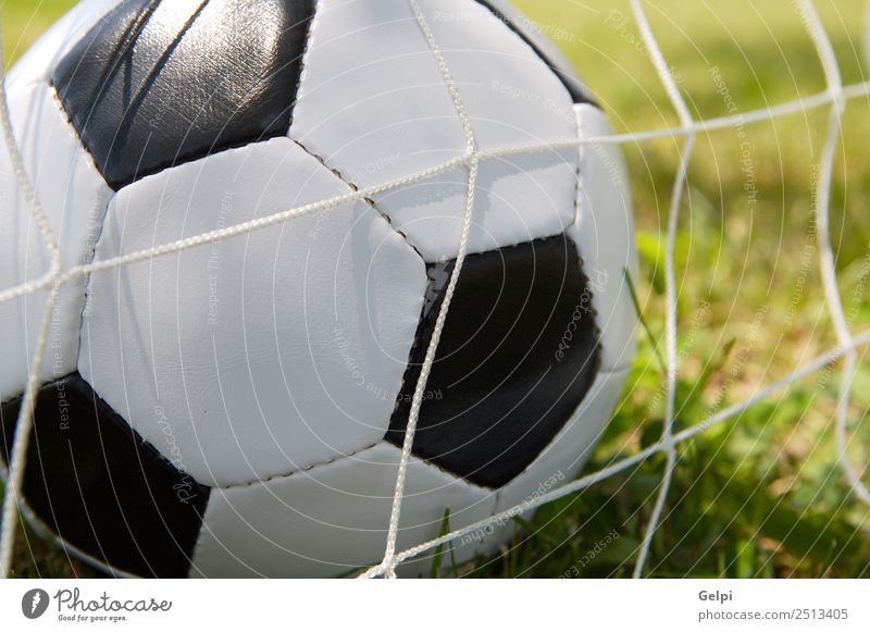 Fußball Freude Spielen Sport Leichtathletik Ball Stadion Schule Schulhof Gras Park Leder grün schwarz weiß Konkurrenz Aktion Hintergrund kreisen