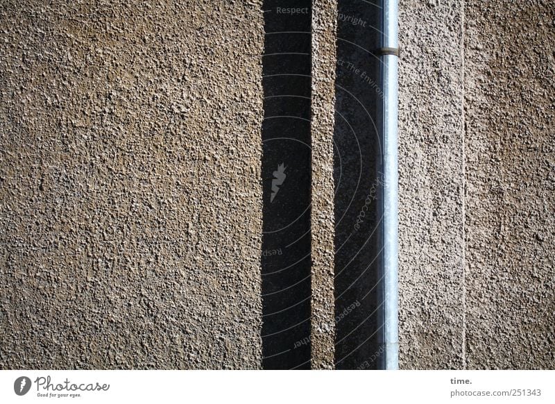 Klarer Fall | ChamanSülz Mauer Wand Putz Mörtel Befestigung Halterung Stein Metall glänzend braun Röhren Eisenrohr Metallwaren Fallrohr Regenrohr graphisch