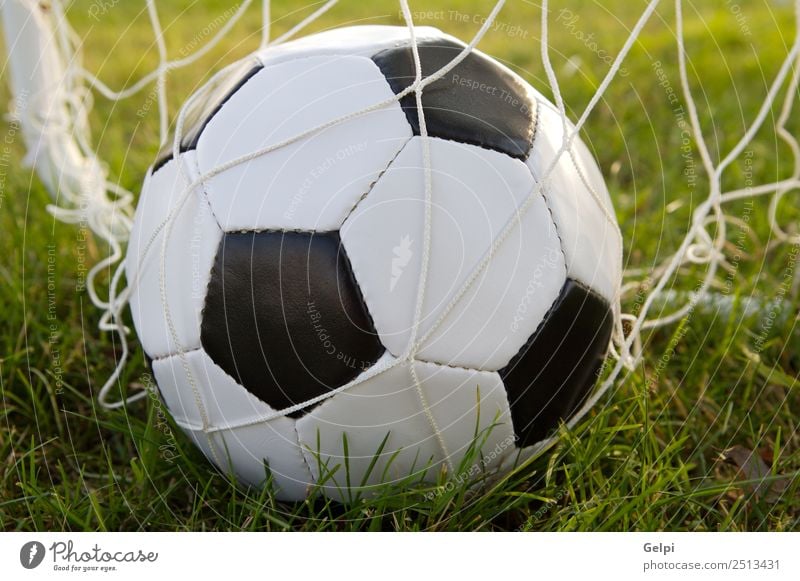 Fußball Freude Spielen Sport Leichtathletik Ball Stadion Schule Schulhof Gras Park Leder grün schwarz weiß Konkurrenz Aktion Hintergrund kreisen