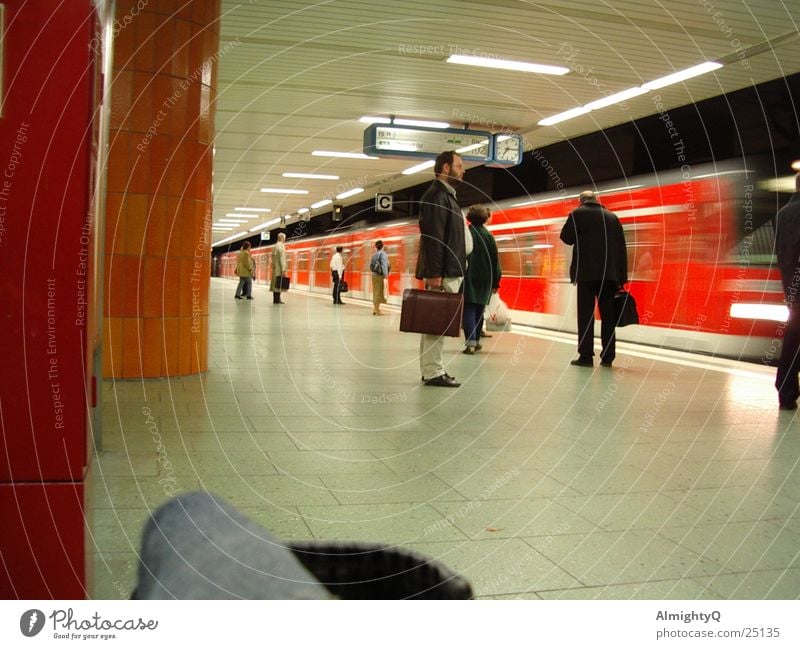 uBahnstation Fußgänger Bewegung Neonlicht Geschwindigkeit warten Eisenbahn U-Bahn Straßenbahn Station Koffer Tasche Verkehr Bahnhof Frankfurt am Main train