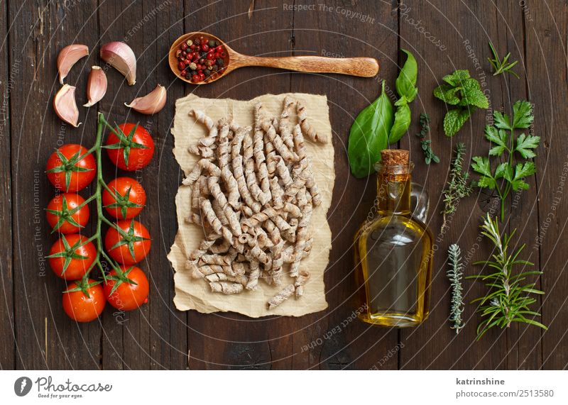 Vollkornnudeln, Tomaten, Knoblauch und Kräuter Vegetarische Ernährung Diät Flasche Tisch Blatt dunkel frisch braun grün rot Tradition Essen zubereiten