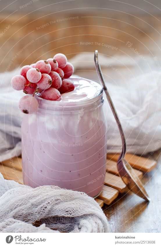 Rote Johannisbeeren und Joghurt Frucht Dessert Ernährung Frühstück Vegetarische Ernährung Diät Schalen & Schüsseln Löffel Sommer frisch hell weiß Hintergrund