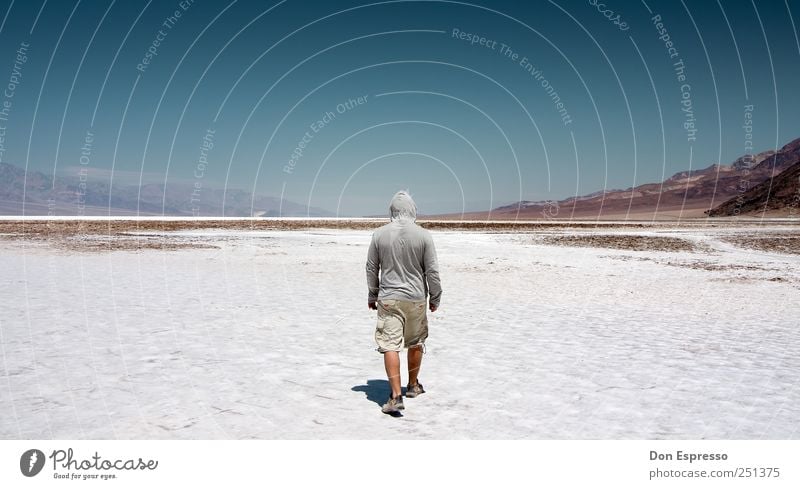 Badwater Reloaded Abenteuer Ferne Freiheit Expedition Berge u. Gebirge wandern Mann Erwachsene 1 Mensch Sand Wolkenloser Himmel Wärme Dürre Wüste gehen