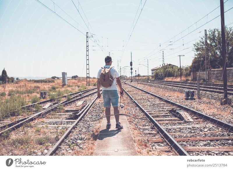 Mann, der mit dem Zug geht schön Ferien & Urlaub & Reisen Ausflug Business Mensch Erwachsene Gras Verkehr Straße Eisenbahn Linie modern blau grün schwarz weiß