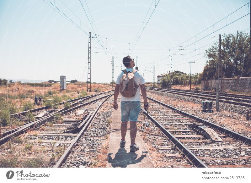 Mann kletterte auf einen Metallturm. schön Ferien & Urlaub & Reisen Ausflug Business Mensch Erwachsene Gras Verkehr Straße Eisenbahn Linie modern blau grün