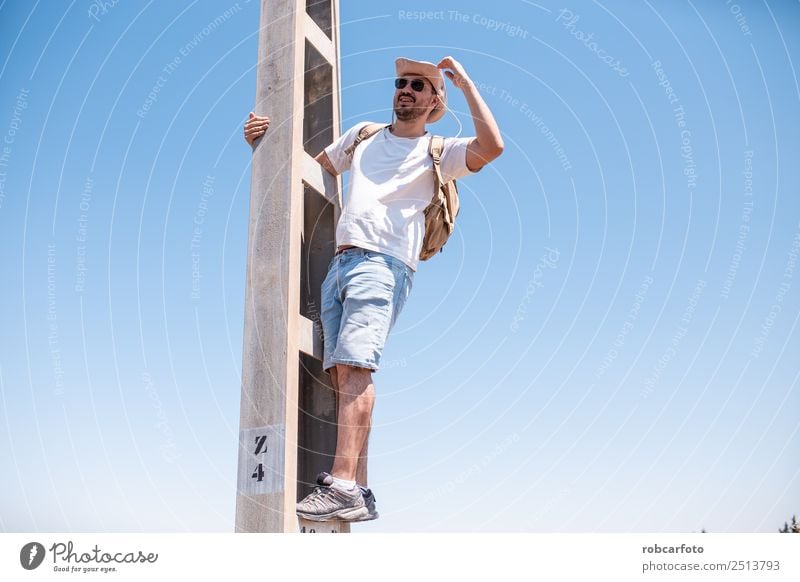 Mann kletterte auf einen Metallturm. Lifestyle Freude Glück Abenteuer Freiheit Sommer Berge u. Gebirge Sport Erfolg Mensch Erwachsene Hand Natur Landschaft