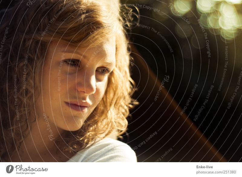 an was denkst Du? Mensch feminin Junge Frau Jugendliche Kopf Gesicht 1 Stoff Haare & Frisuren blond langhaarig Locken beobachten Denken Erholung hocken Blick