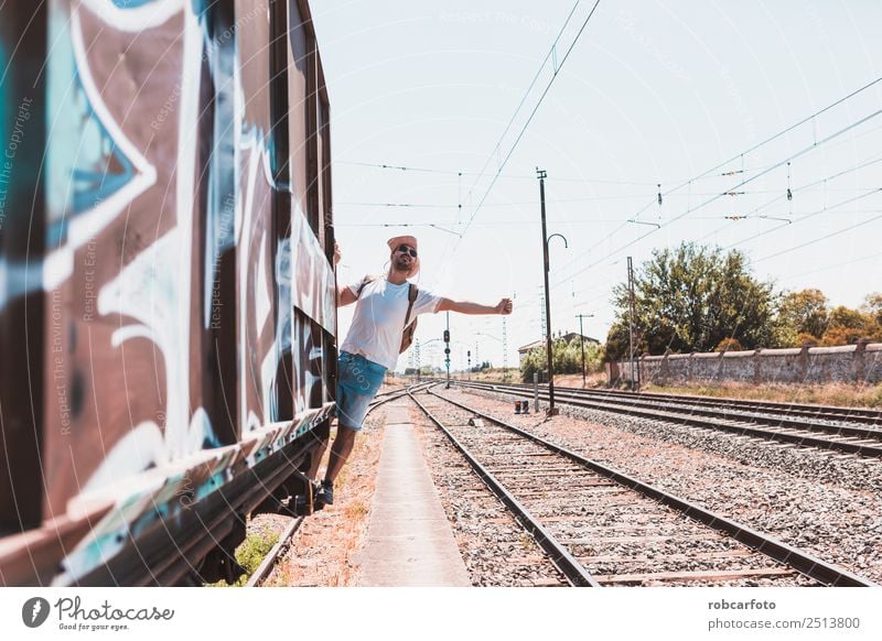 Mann, der im Zug fährt. Glück Ferien & Urlaub & Reisen Business Mensch Erwachsene Verkehr Straße PKW Eisenbahn alt Bewegung modern weiß gefährlich Feiertag