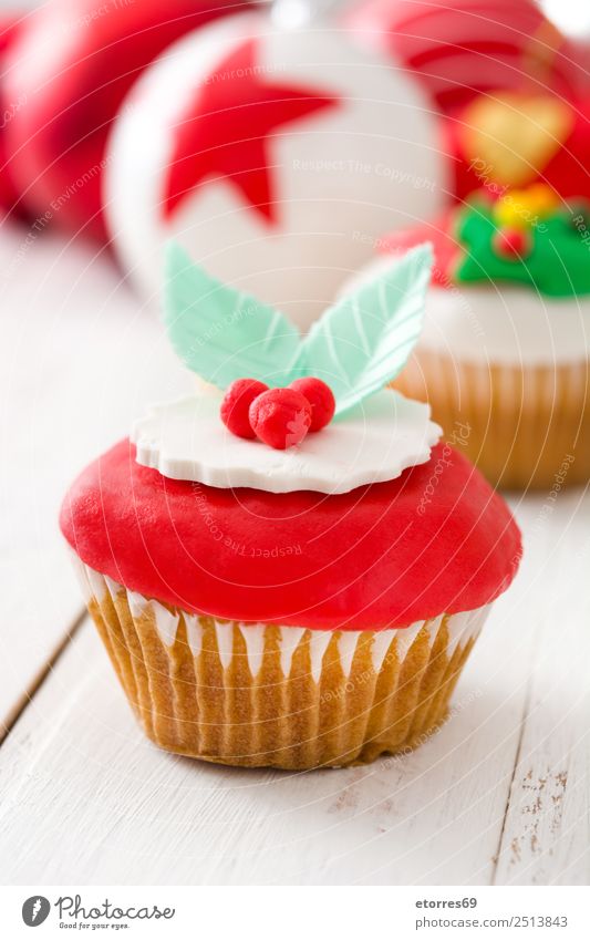 Weihnachtskuchen Lebensmittel Kuchen Dessert Süßwaren Frühstück Weihnachten & Advent gut süß rot Cupcake Zucker Bergfest Jahreszeiten Dezember Muffin Snack Holz