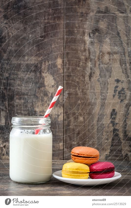 Makronen und Milchglas Lebensmittel Speise Foodfotografie Backwaren Kuchen Dessert Gesunde Ernährung Dekoration & Verzierung Holz lecker süß Bonbon rosa Farbe