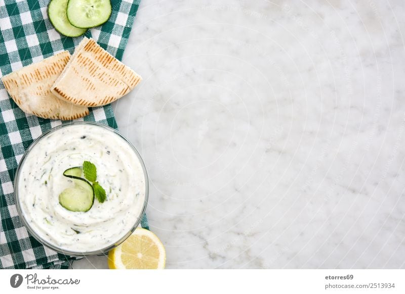 Tzatziki und Pita-Brot auf Marmor tzatziki Saucen Gurke Salatgurke Griechen Lebensmittel Gesunde Ernährung Speise Foodfotografie Joghurt Dip Schalen & Schüsseln