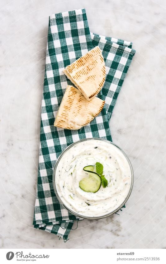 Tzatziki und Pita-Brot tzatziki Saucen Gurke Salatgurke Griechen Marmor Lebensmittel Gesunde Ernährung Foodfotografie Speise Joghurt Dip Schalen & Schüsseln