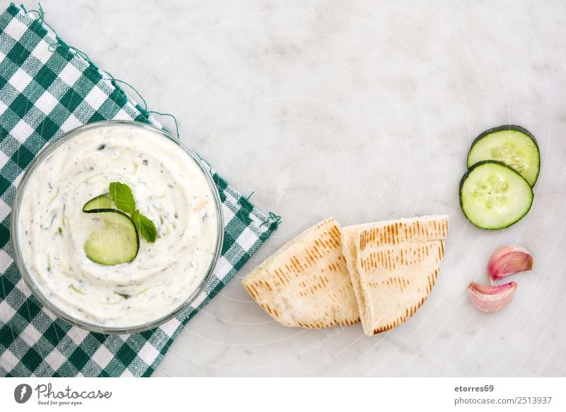 Tzatziki und Zutaten Lebensmittel Joghurt Ernährung Diät Schalen & Schüsseln Gesundheit Gesunde Ernährung Holz lecker tzatziki Saucen Gurke Salatgurke Griechen