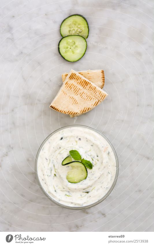 Tzatziki und Zutaten tzatziki Saucen Gurke Salatgurke Griechen Marmor Lebensmittel Gesunde Ernährung Foodfotografie Speise Joghurt Dip Schalen & Schüsseln