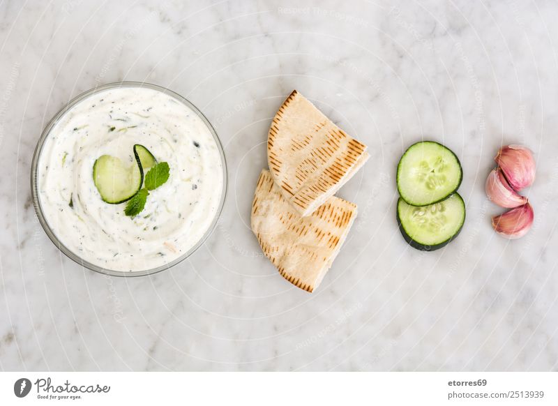 Tzatziki und Zutaten tzatziki Saucen Gurke Salatgurke Griechen Marmor Lebensmittel Gesunde Ernährung Foodfotografie Speise Joghurt Dip Schalen & Schüsseln