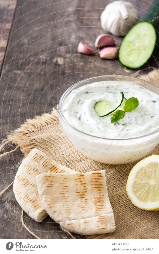 Tzatziki in der Schüssel und Zutaten tzatziki Saucen Gurke Griechen Lebensmittel Gesunde Ernährung Speise Foodfotografie Joghurt Dip Schalen & Schüsseln