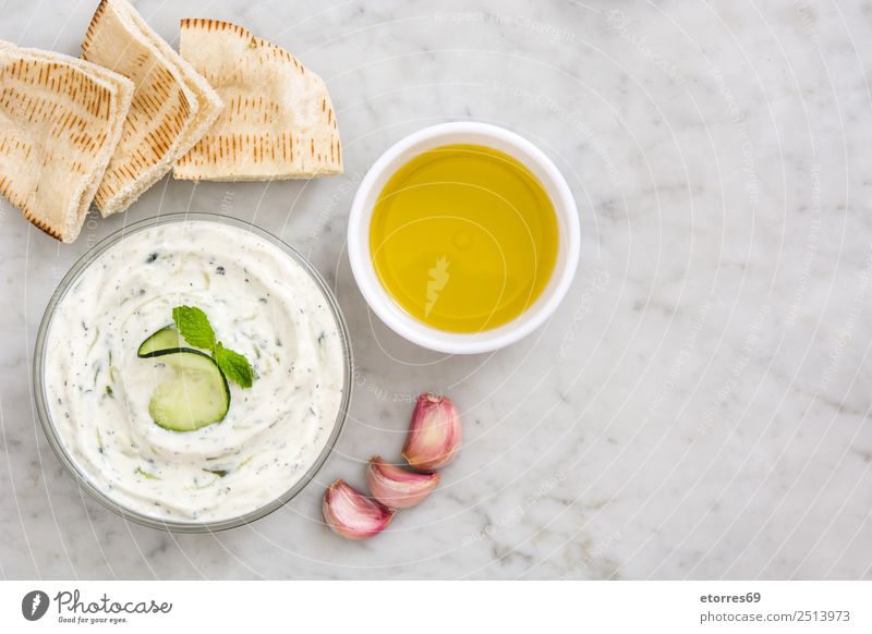 Tzatziki und Pita-Brot auf Marmor tzatziki Saucen Gurke Salatgurke Griechen Lebensmittel Gesunde Ernährung Speise Foodfotografie Joghurt Dip Schalen & Schüsseln