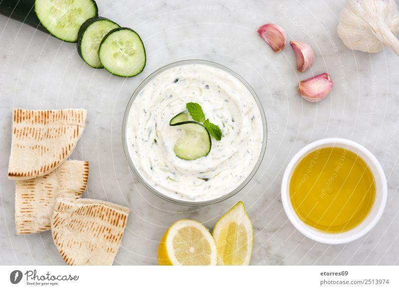 Tzatziki und Pita-Brot auf Marmor tzatziki Saucen Gurke Griechen Lebensmittel Gesunde Ernährung Speise Foodfotografie Joghurt Dip Schalen & Schüsseln Minze Diät