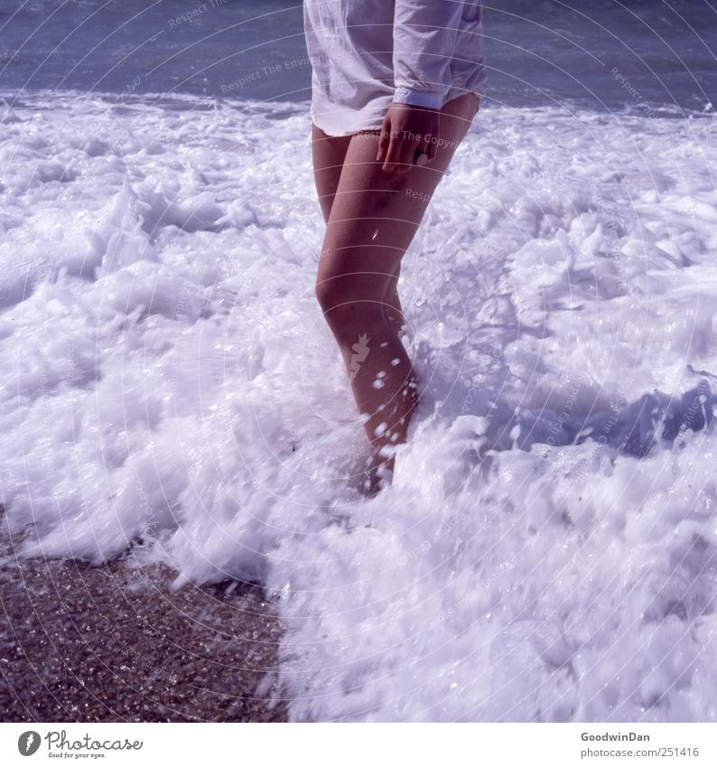 Marseille. Mensch feminin Junge Frau Jugendliche Erwachsene 1 Umwelt Natur Urelemente Wasser Himmel Sonnenlicht Sommer Wetter Schönes Wetter Meer Wellen Strand