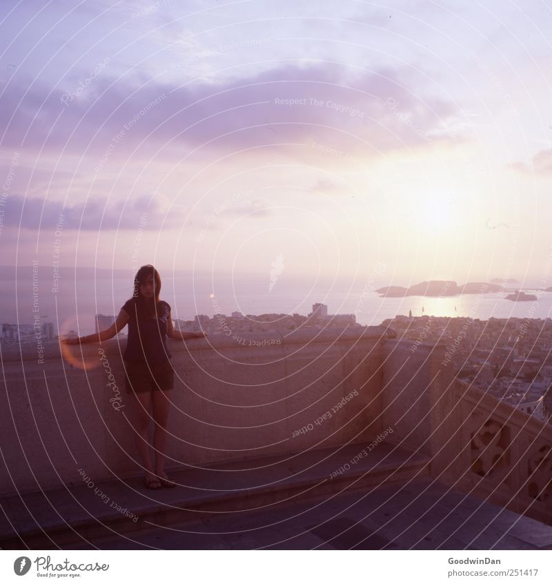 Marseille. Mensch Junge Frau Jugendliche Erwachsene Himmel Wolken Sonnenlicht Sommer Meer Stadt Hafenstadt Altstadt bevölkert Dom Wahrzeichen Denkmal stehen