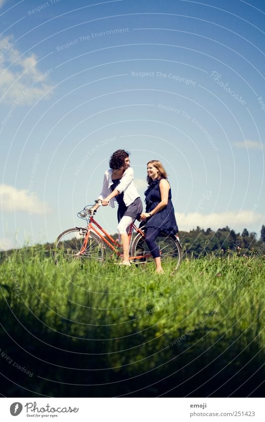 den Sommer im Gepäck Junge Frau Jugendliche 2 Mensch 18-30 Jahre Erwachsene Umwelt Natur Himmel Wolkenloser Himmel Schönes Wetter Gras Wiese Fröhlichkeit Glück