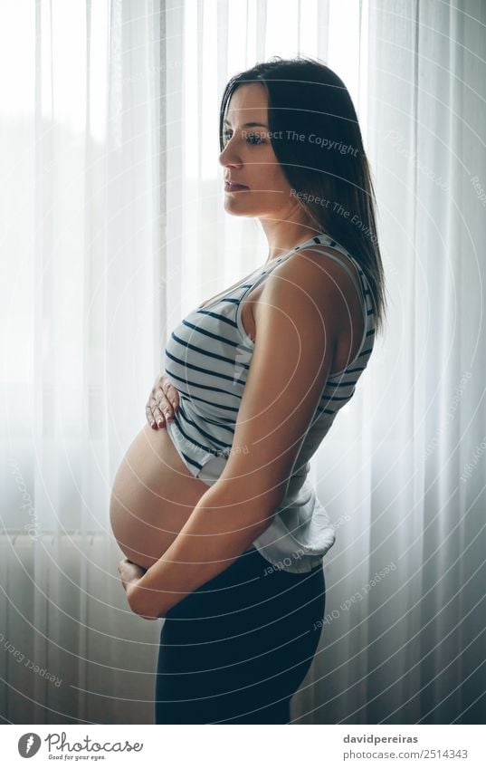 Schwanger, die ihren nackten Bauch hält. Lifestyle schön Leben Schlafzimmer Mensch Baby Frau Erwachsene Eltern Mutter Hand Liebe warten authentisch Fröhlichkeit