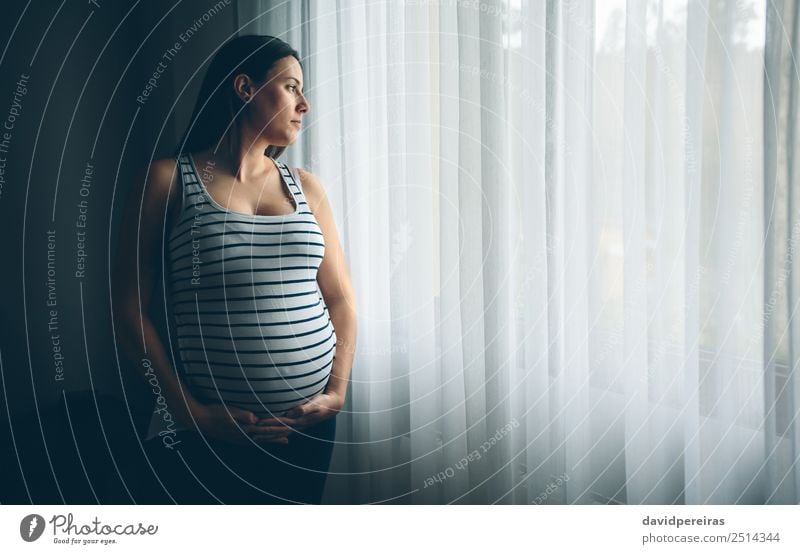 Schwangere Frau hält ihren Bauch. Lifestyle schön Leben ruhig Kindererziehung Mensch Baby Erwachsene Eltern Mutter Hand Denken Liebe warten authentisch