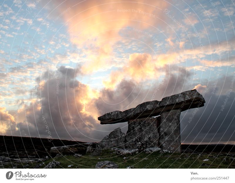 Poulnabrone Dolmen² ruhig Ferien & Urlaub & Reisen Freiheit Natur Himmel Wolken Felsen Republik Irland Ruine Grabmal Sehenswürdigkeit alt groß gelb Stein