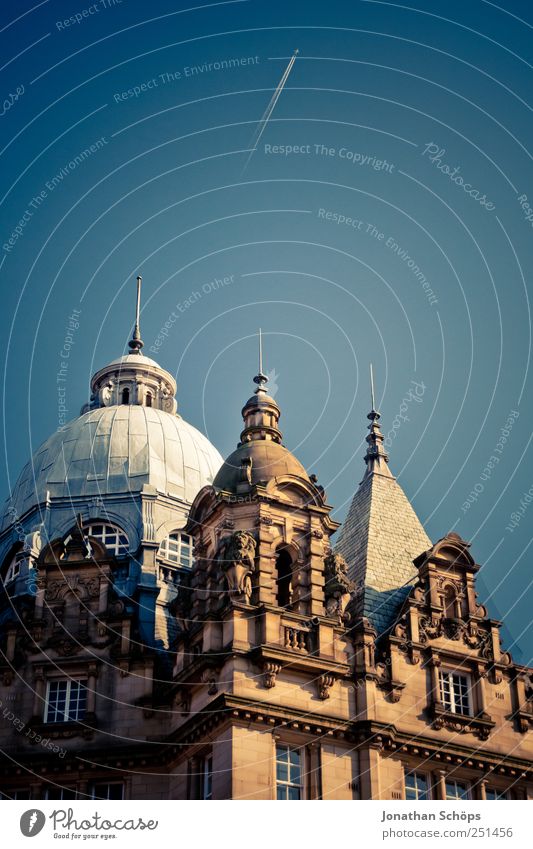 aufwärts England Europa Stadtzentrum Altstadt Burg oder Schloss Turm Bauwerk Gebäude Architektur ästhetisch Klima Blauer Himmel blau Spitze Flugzeug Abheben 3