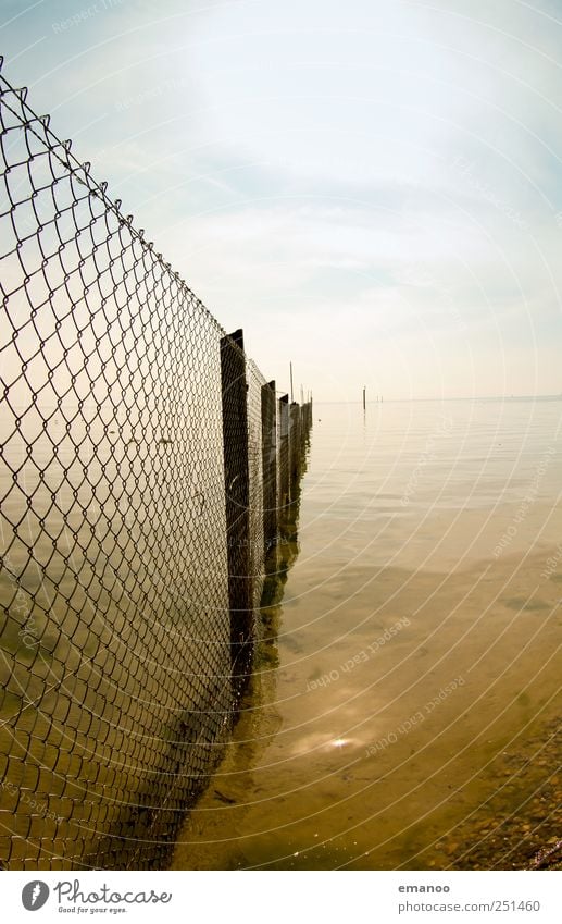 Wasser kennt keine Grenzen Natur Landschaft Luft Himmel Horizont Wetter Wellen Küste Seeufer Strand Holz Metall frei blau braun Zaun Maschendrahtzaun Bodensee