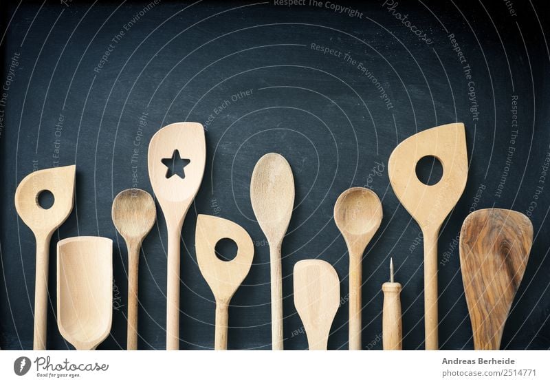 Kochlöffel , Holzlöffel auf einer Tafel Besteck Löffel Stil retro Kreativität used assortment set row blackboard chalkboard shovel kitchen tools wooden utensils