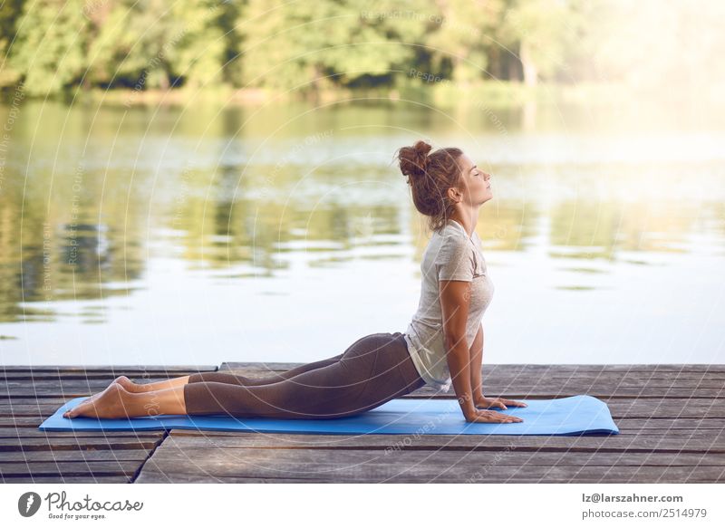 Attraktive Frau beim Training auf einem Holzdeck Lifestyle Glück Körper Wellness Meditation Sommer Meer Yoga Erwachsene 1 Mensch 18-30 Jahre Jugendliche Natur